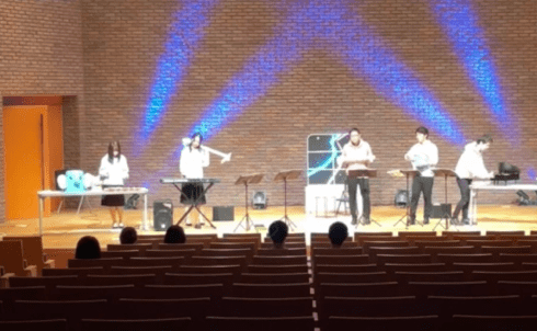 小道具や楽器を用いた演出