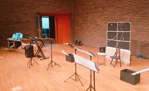 舞台上の楽器屋小道具