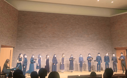 14名でマスクを付けて歌う様子