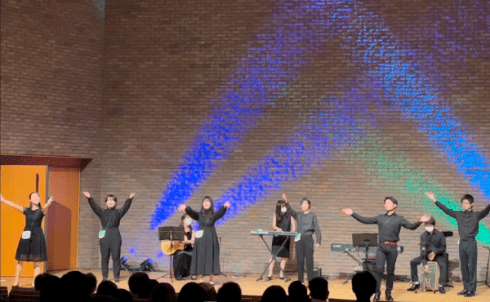 公演で両手を広げる振り付け