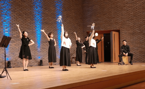 手を挙げて踊る様子