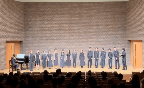 15名で歌う様子