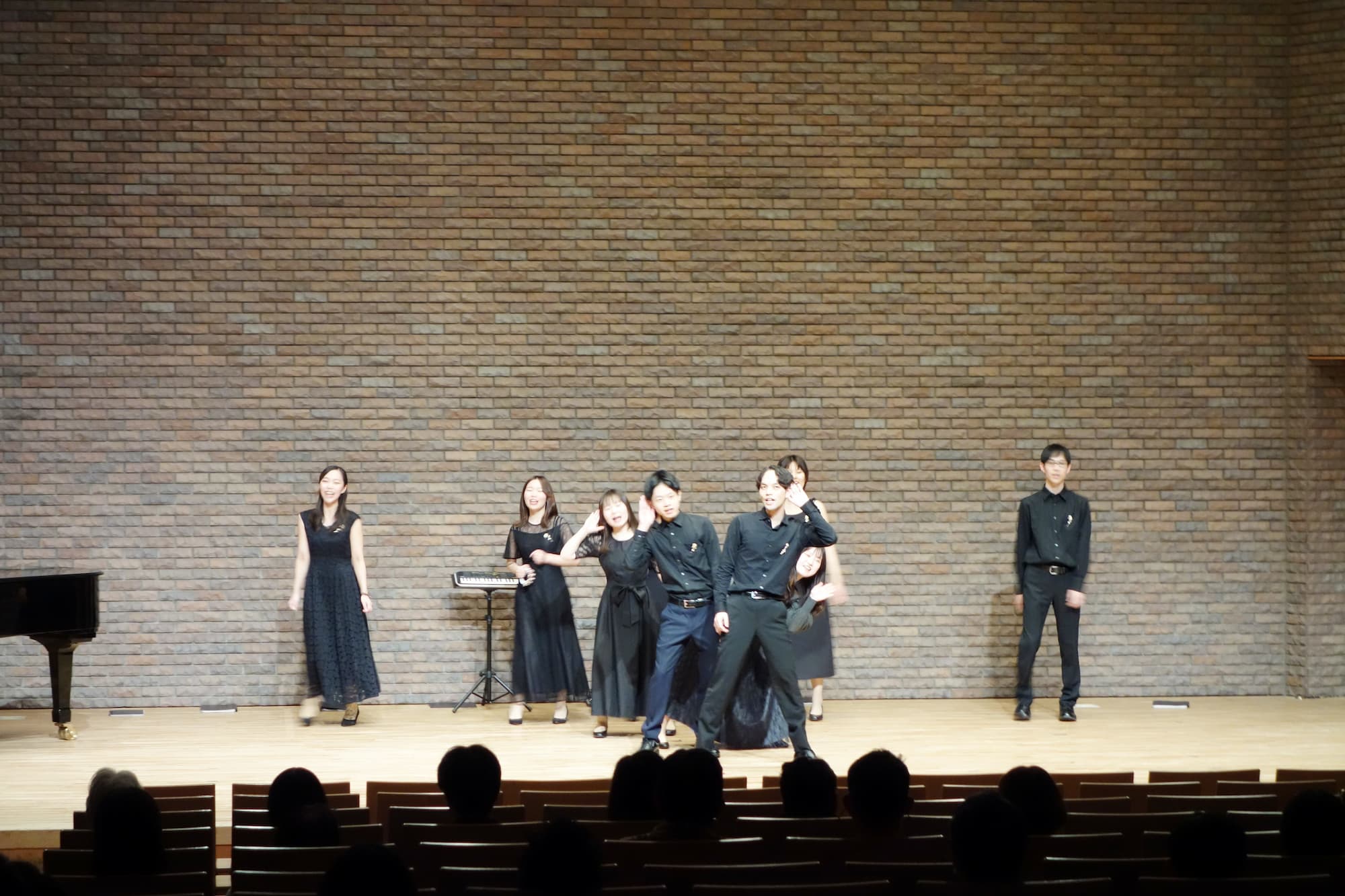 振り付けして歌う様子