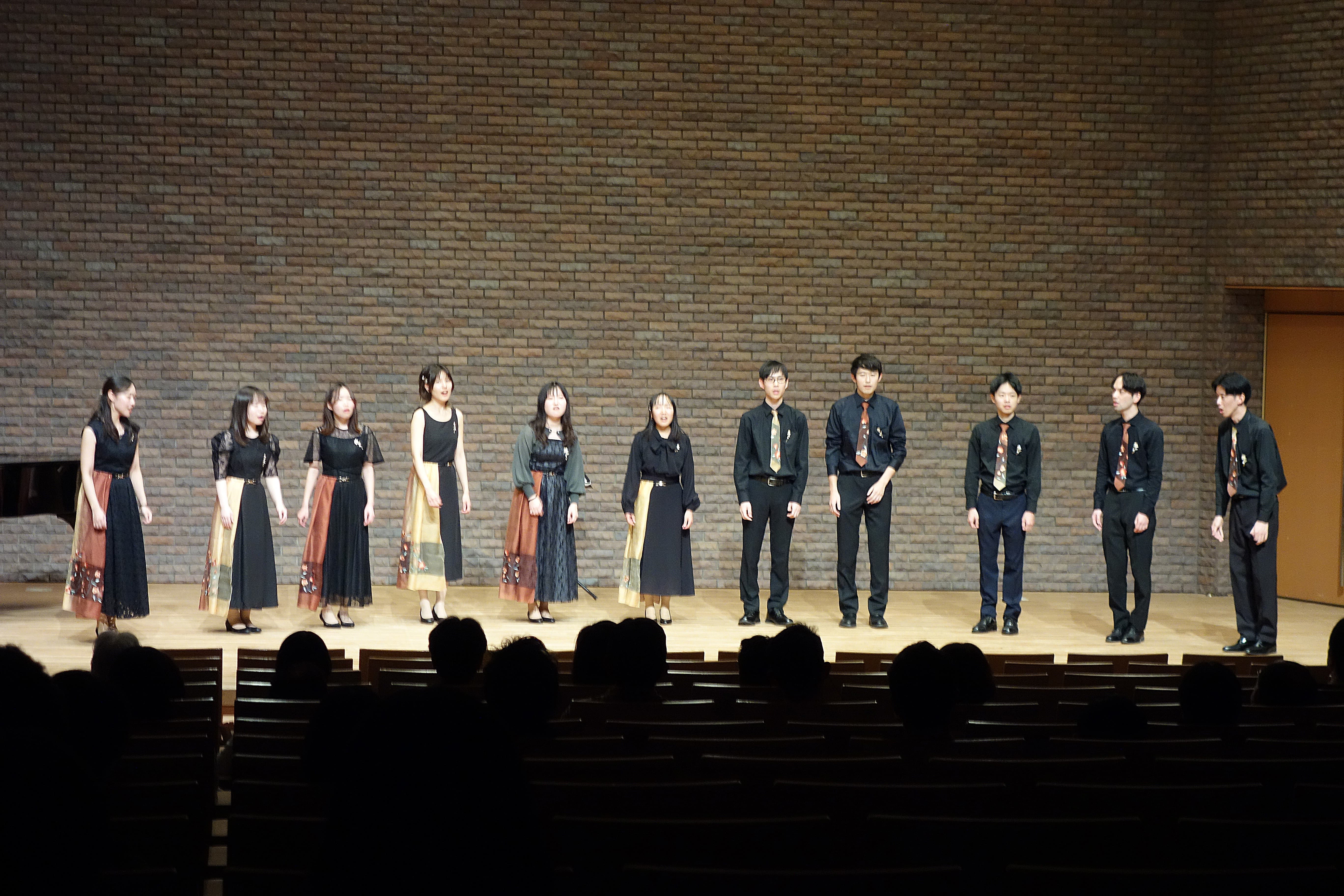 衣装が映える公演の様子